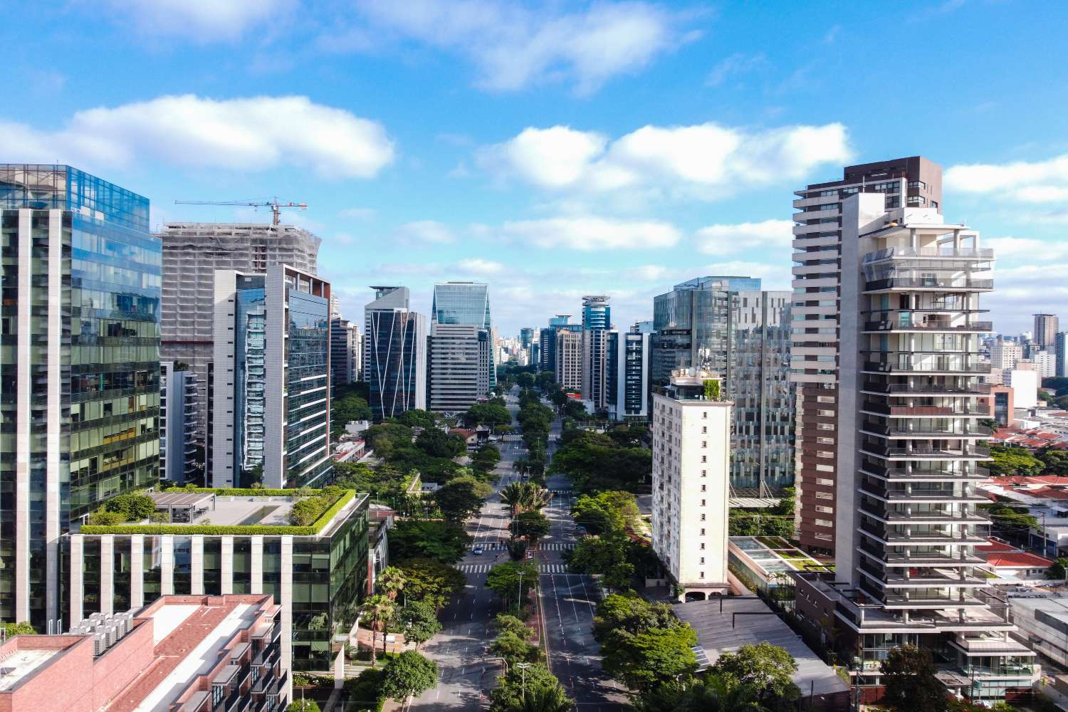 Volta ao presencial pressiona mercado de escritórios em SP
