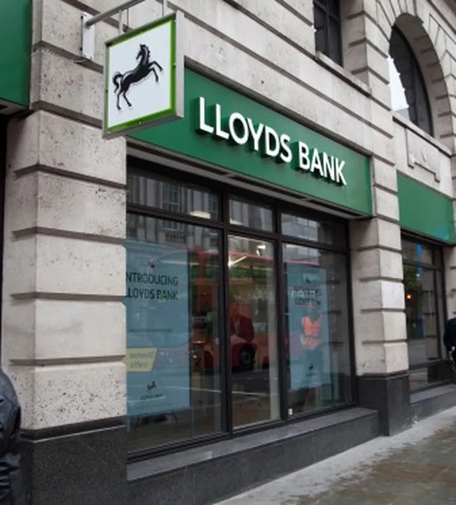 Lloyds encerra abertura de contas presenciais