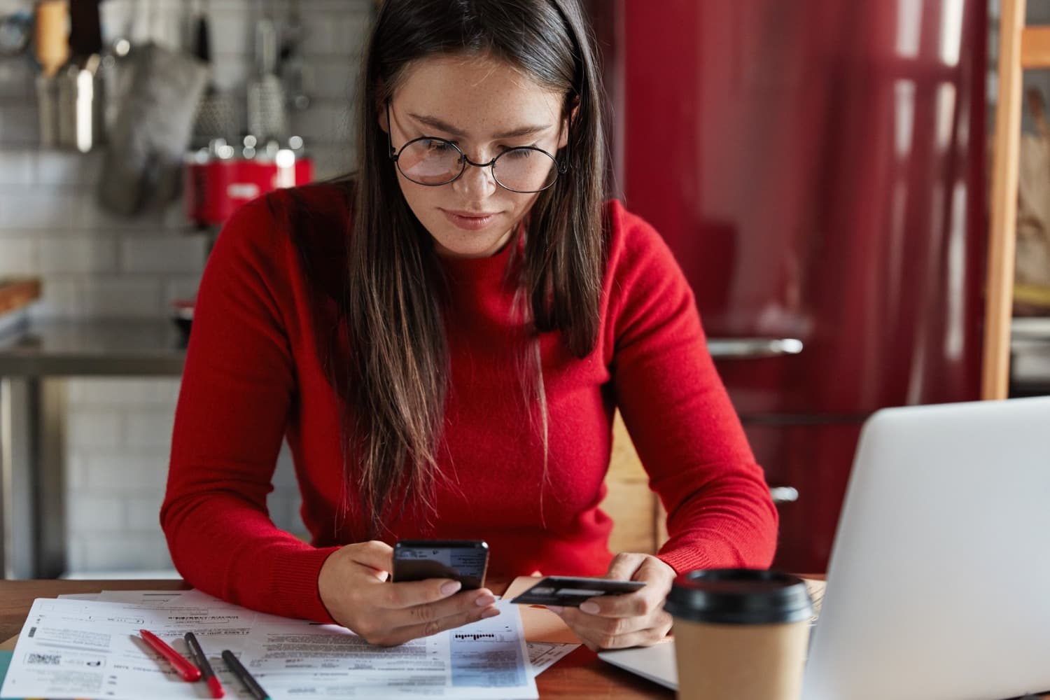 Mais de 70% dos brasileiros afirmam que a tecnologia ajudou a melhorar a relação com o dinheiro