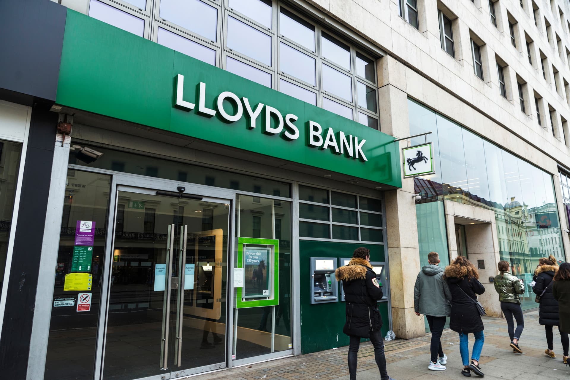 Lloyds aposta em IA para cortar £2 bi até 2030
