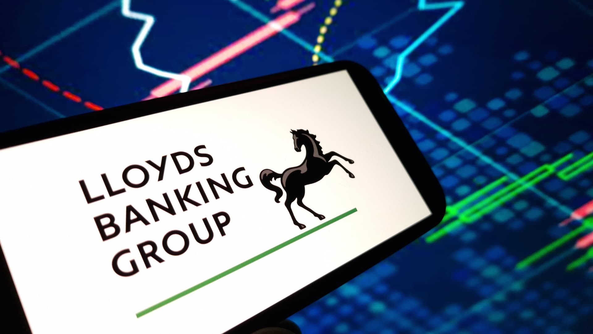Lloyds abre 300 vagas em IA agêntica no Reino Unido