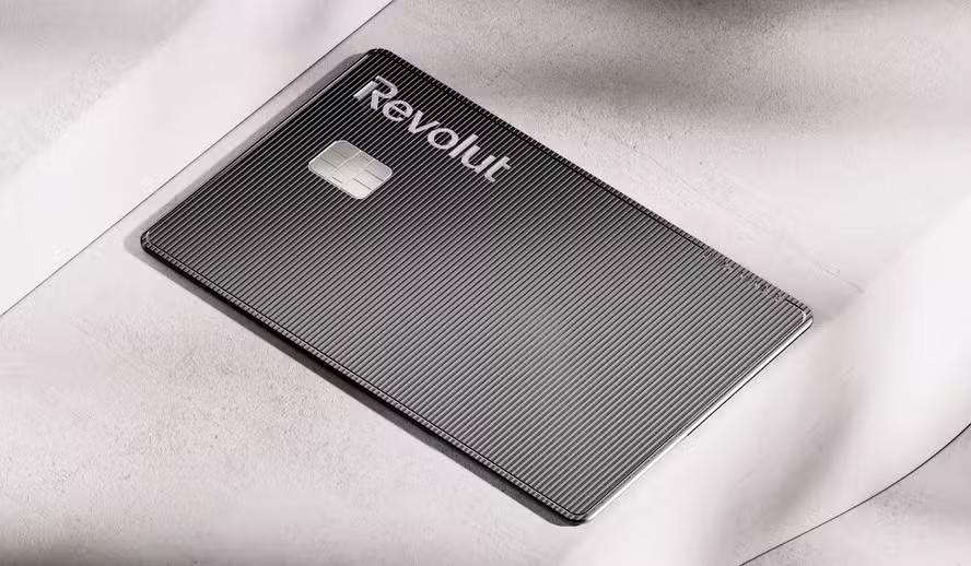 Revolut lança cartão Ultra com pontos e salas VIP