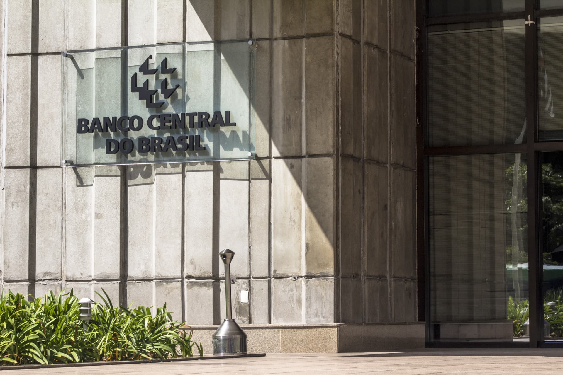 BC liquida Sefer e bloqueia bens de controladores