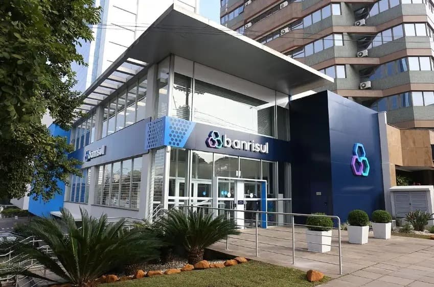 Banrisul lucra R$ 221,6 mi no 1T26, queda anual de 8,2%