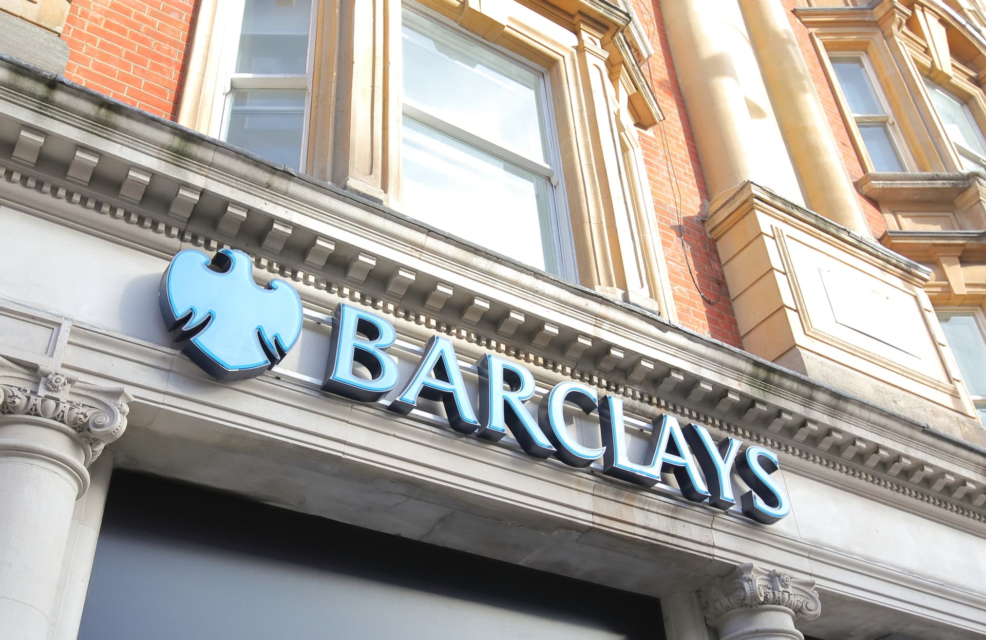 Barclays investe em plataforma de IA para bancos