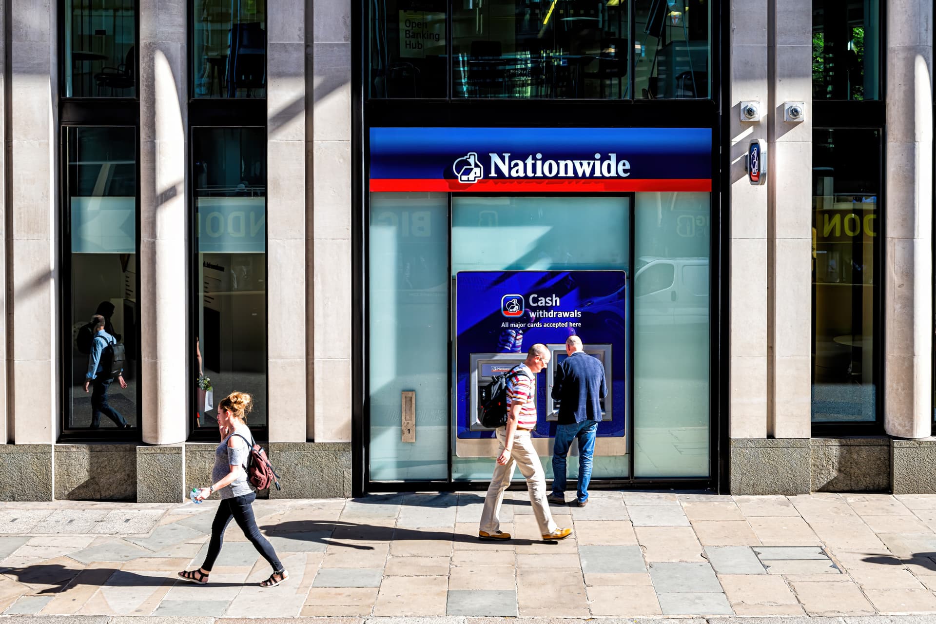 Nationwide opta por LLM próprio do setor antes de agentes