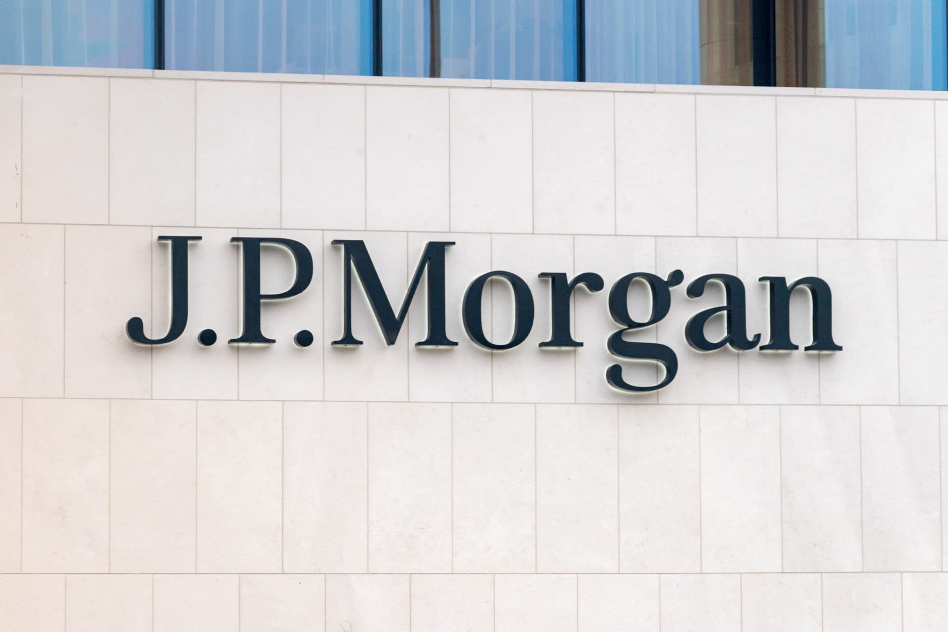JP Morgan anuncia saída da chefe de IA após 40 anos